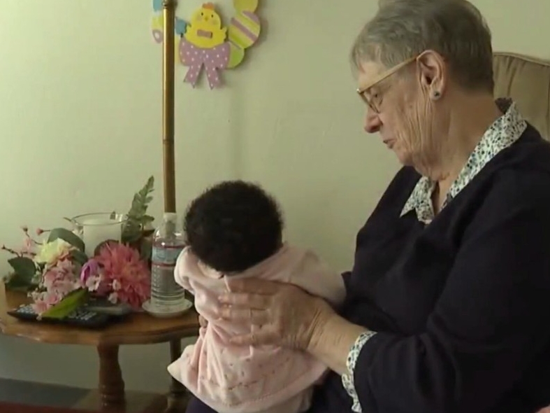 78 jährige Frau hat in den letzten 34 Jahren als Pflegemutter über 81 Babys betreut